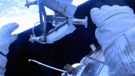 Російські космонавти викинули старе обладнання у відкритий космос - 285x160