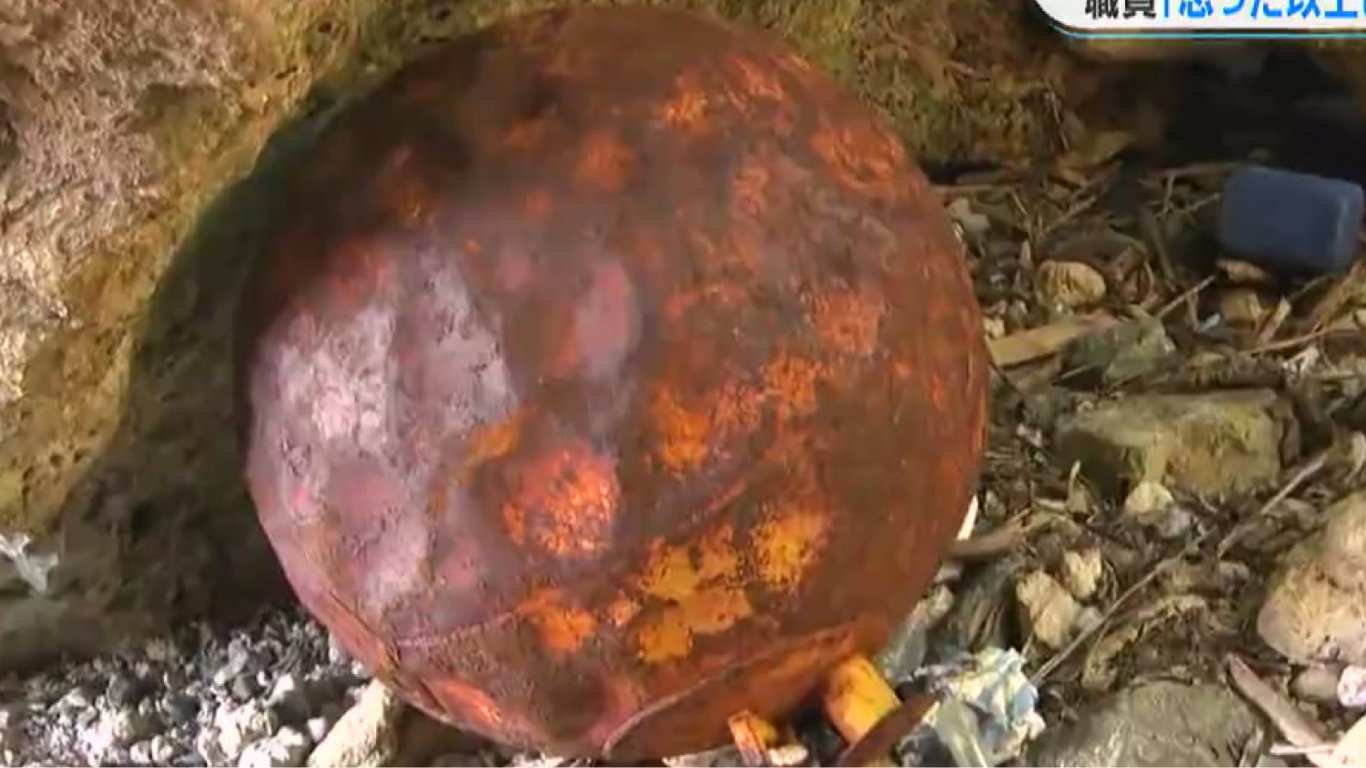 На берегу японского острова Токуносима нашли еще один металлический шар неизвестного происхождения