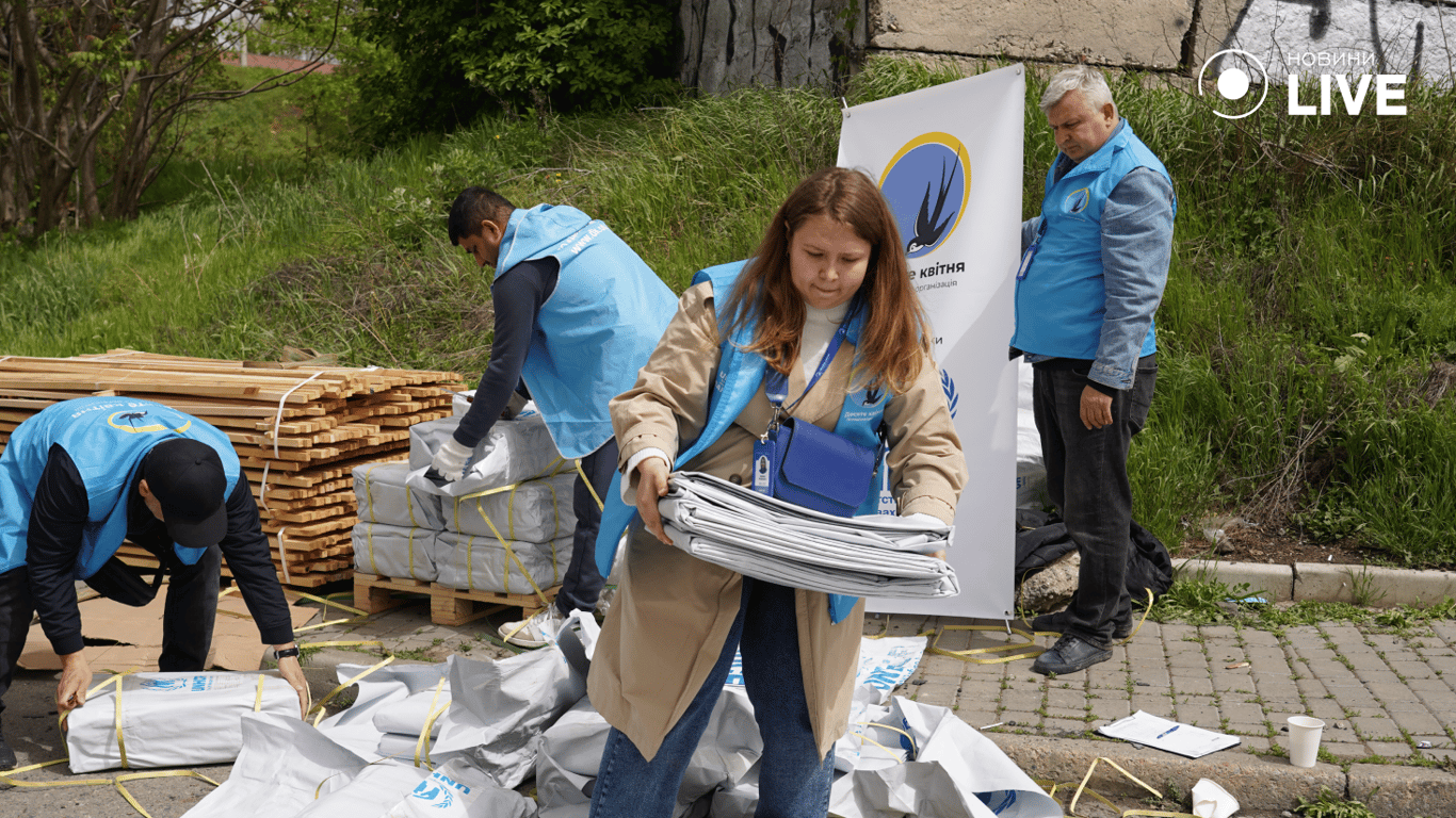 Волонтеры разгружают пленку для одесситов