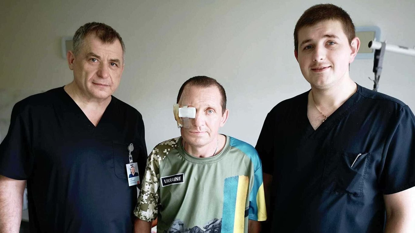 Львовские хирурги восстановили лицо защитника с помощью титановых протезов