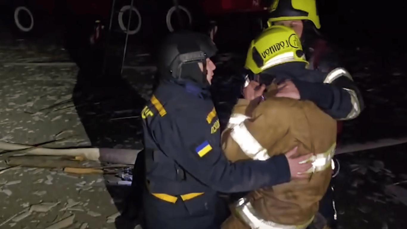 Атака на спасателей в Харькове — в МВД показали тяжелое видео с сыном одного из погибших