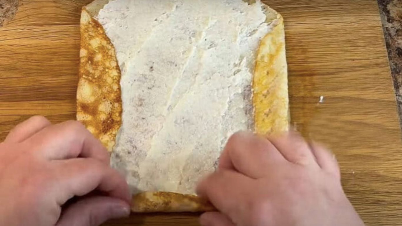 млинці з солодкою начинкою на сніданок 