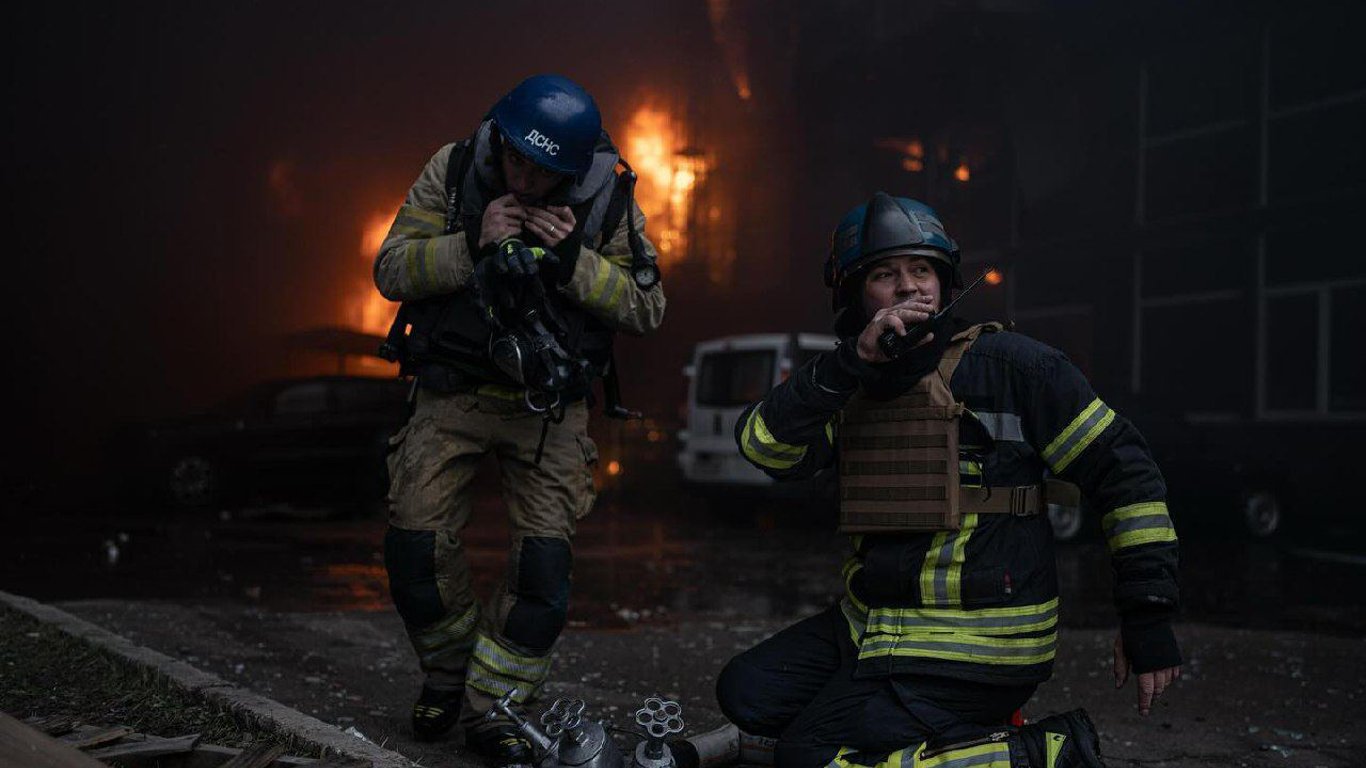 Зеленський показав неймовірні кадри роботи рятувальників під час обстрілів України