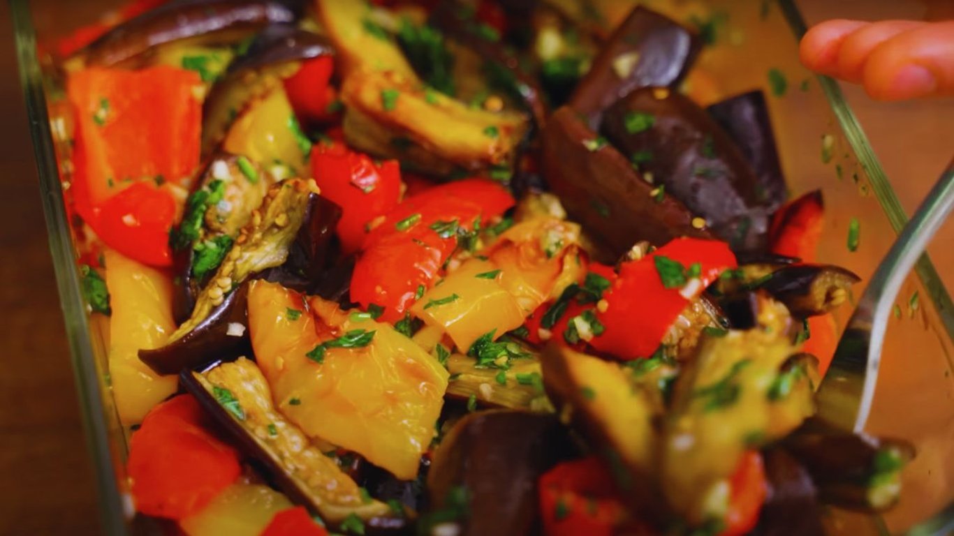 Что приготовить из баклажанов — теплый салат на ужин за 30 минут