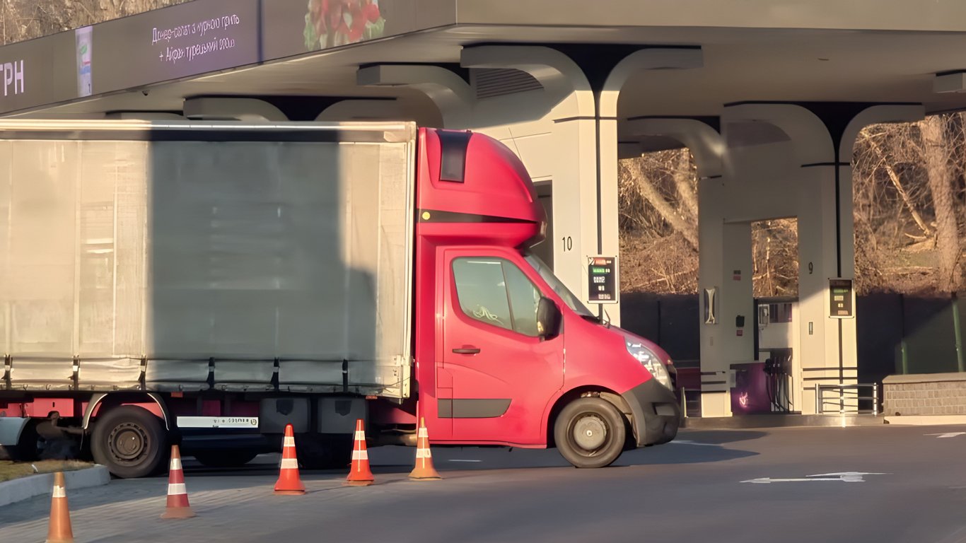 У Києві бензин А-95 за добу подорожчав на 3 гривні: ціни на АЗС