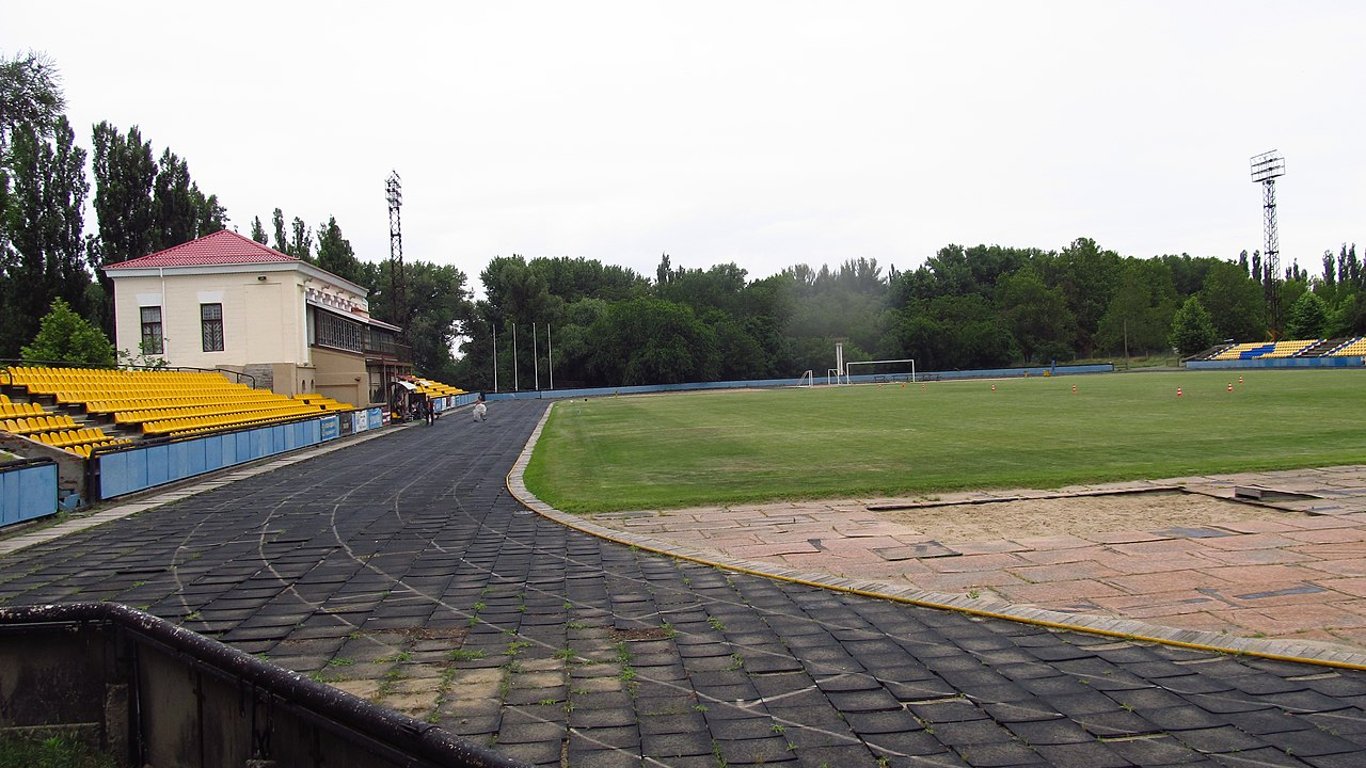 У Новій Каховці затопило відомий футбольний стадіон: фото, що шокують