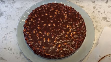 Рецепт вкусного торта Сникерс — шоколадный бисквит и арахис в карамели - 285x160