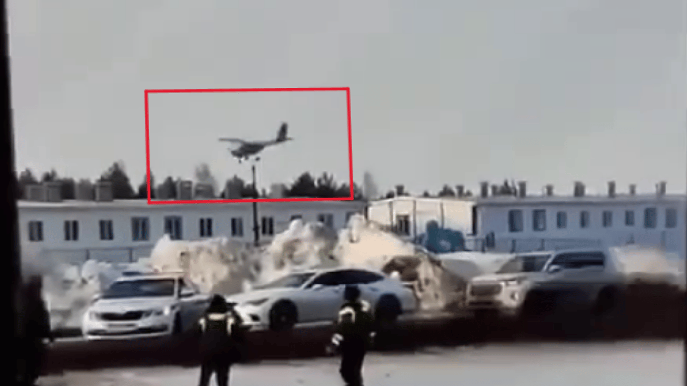 В сети показали видео момента атаки гигантского беспилотника на завод дронов в России
