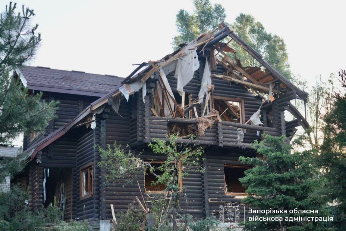 Понівечене житло після атаки "шахедів" у Запоріжжі