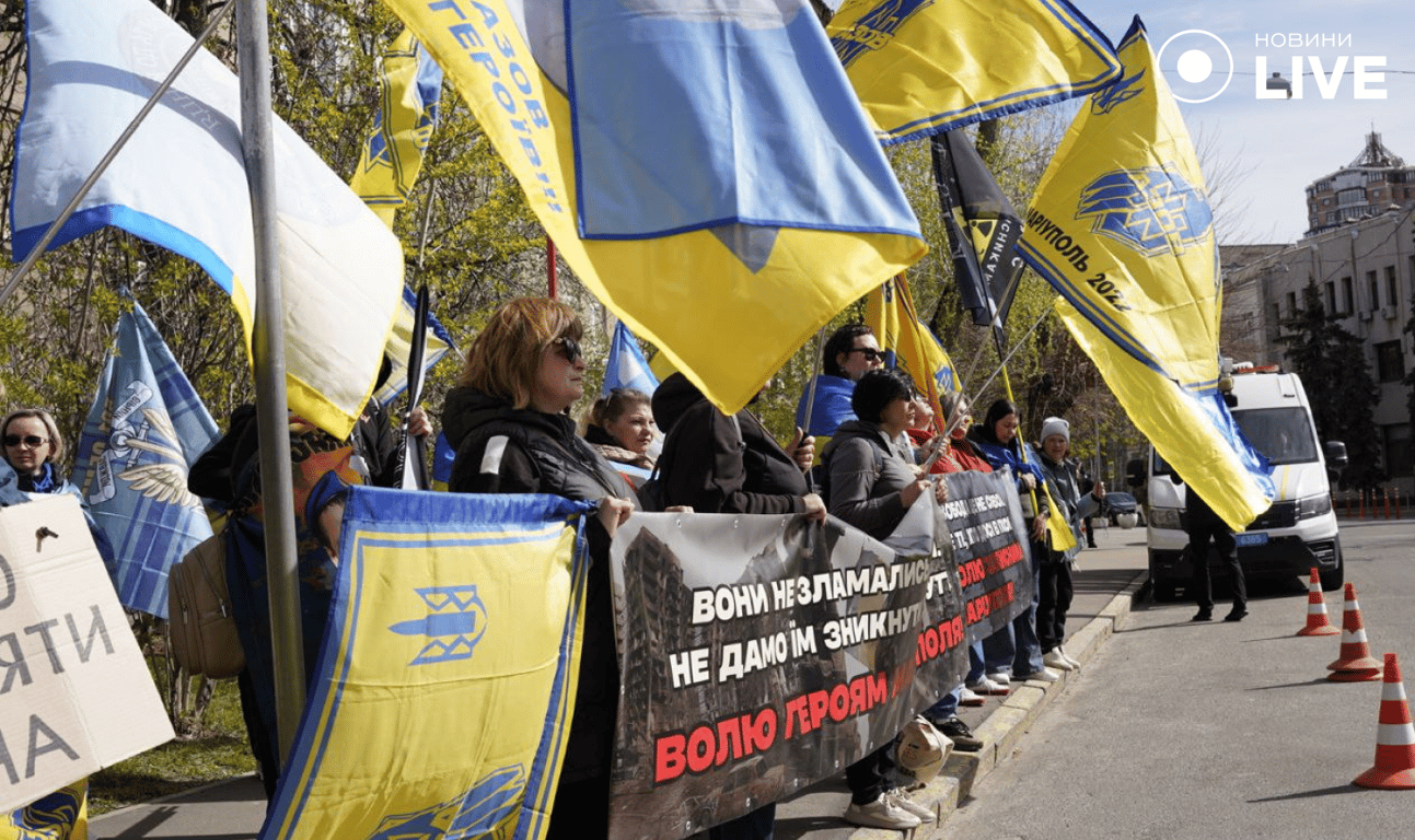 Обличчя полонених: учасники акції тримають фото українських захисників