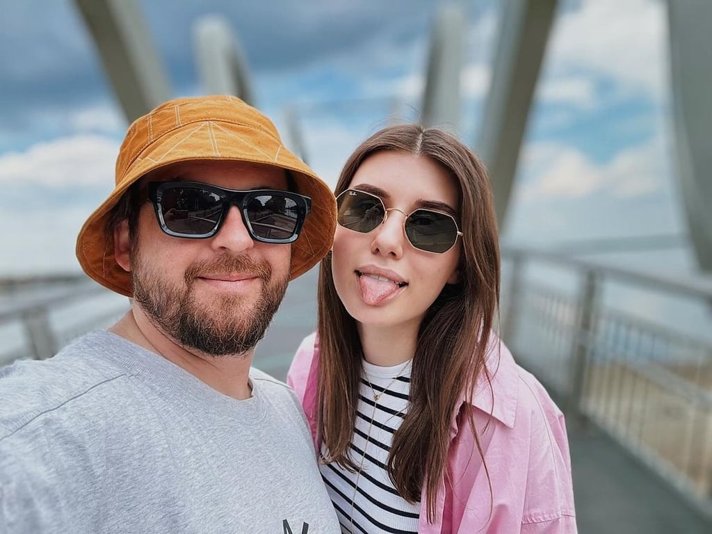 Сергей Танчинец со своей пиарщицей Юлией Корецкой возле нового моста