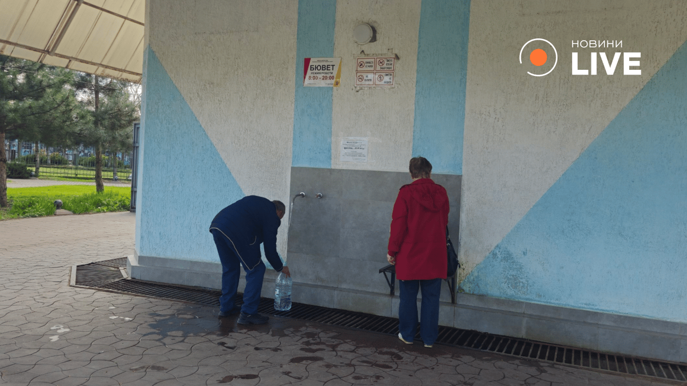 Люди користуються бюветом. Фото: Новини.LIVE