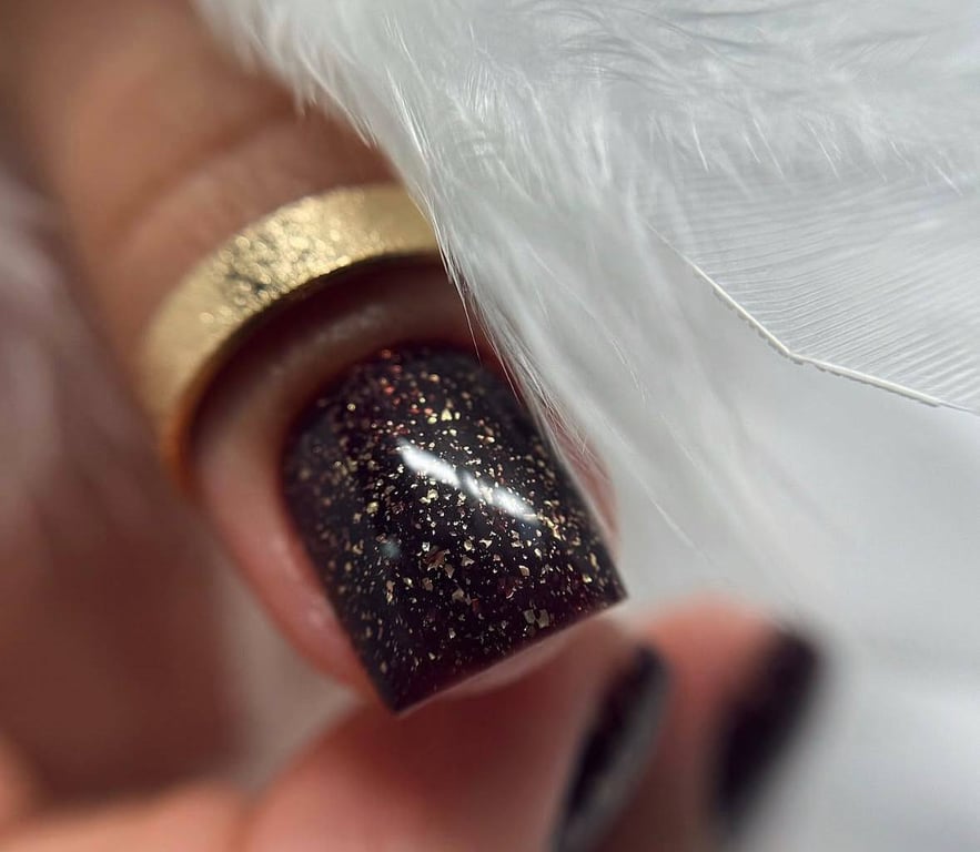 Коричневний манікюр можна прикрашати різним чином