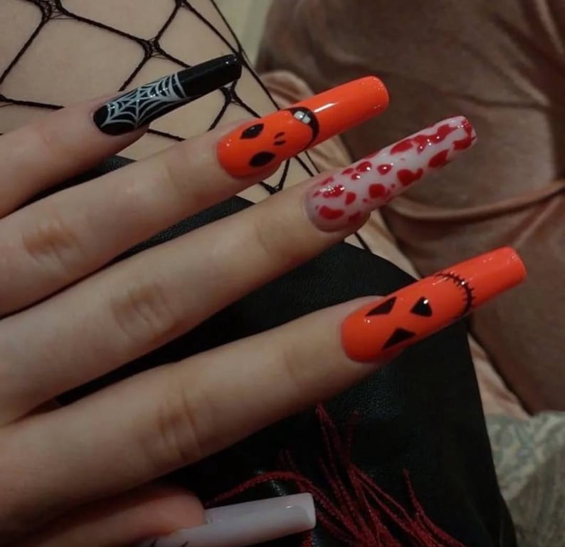 Класичний манікюр до Геловіна