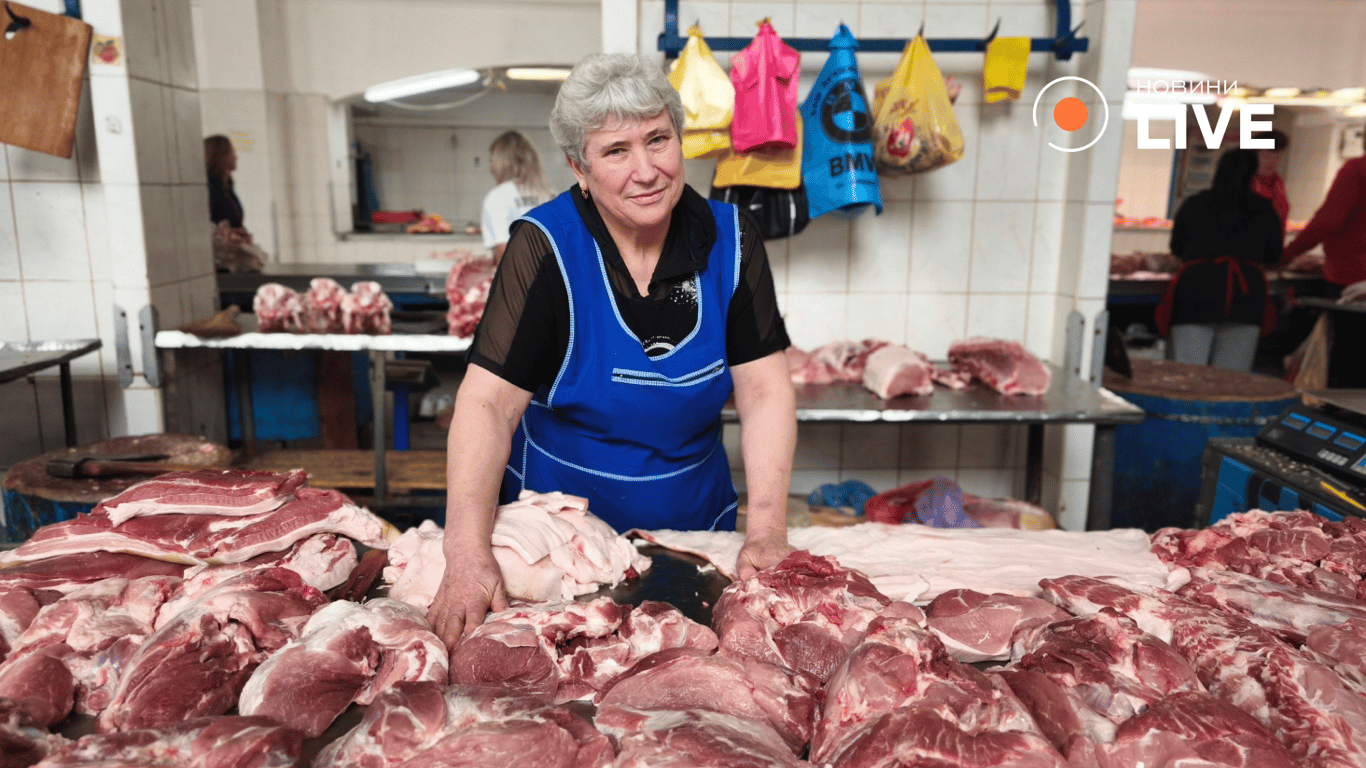 Продавчиня Тетяна про ціни на м'ясо на Привозі. Фото: Новини.LIVE