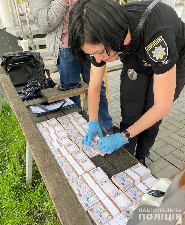 В Днепре женщина хотела продать своего сына - ее задержали правоохранители