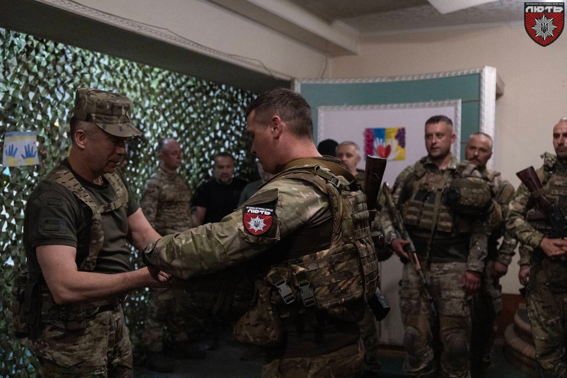 Сырский вручает награду