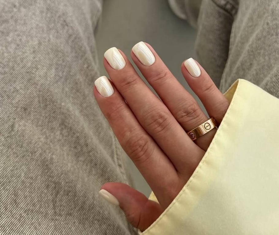 Stylish manicure that is very easy to do