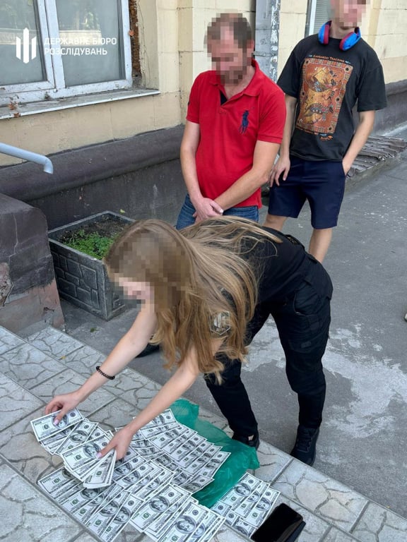 У Харкові на порозі ТЦК затримали торговця "білими" квитками - фото 3