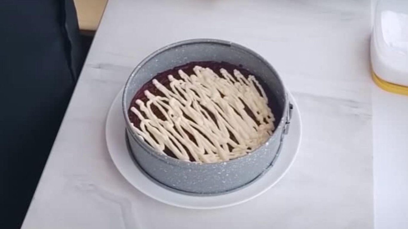 простий святковий салат з буряком та куркою