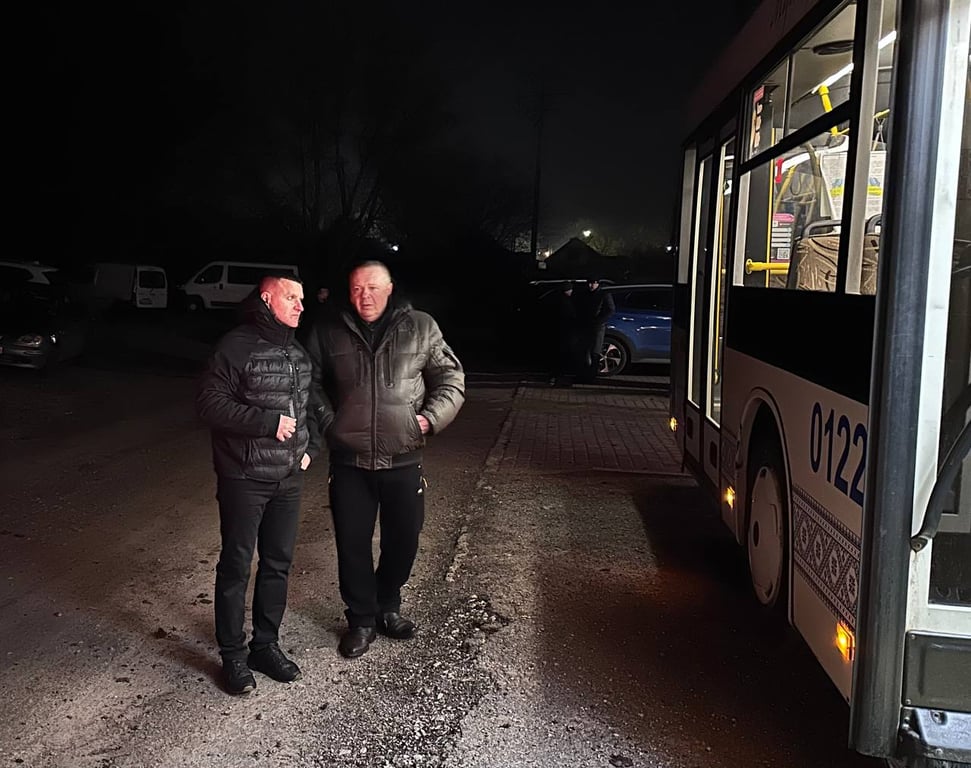 Люди греются в автобусах возле пострадавшего частного сектора в Запорожье