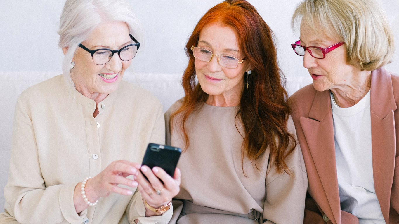 ТОП 5 "бабушкафонов": лучшие смартфоны для пожилых людей в 2023 году
