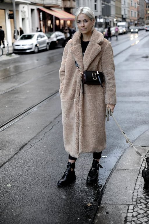Женщина в стильном пальто Teddy