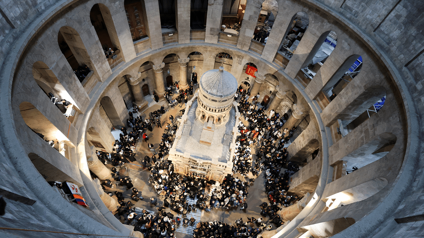 У Єрусалимі почалася церемонія сходження Благодатного Вогню