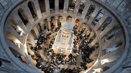 У Єрусалимі у Храмі Гробу Господнього зійшов Благодатний Вогонь - 290x166
