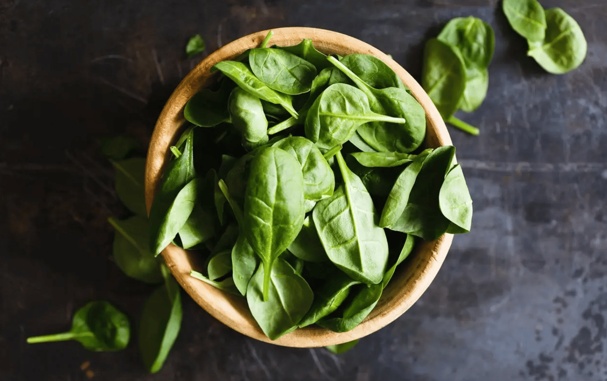 Шпинат у тарілці.