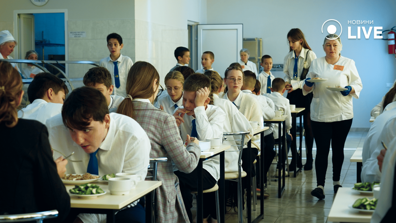 Дети обедают в столовой. Фото: Новини.LIVE/ Юлия Браславская 