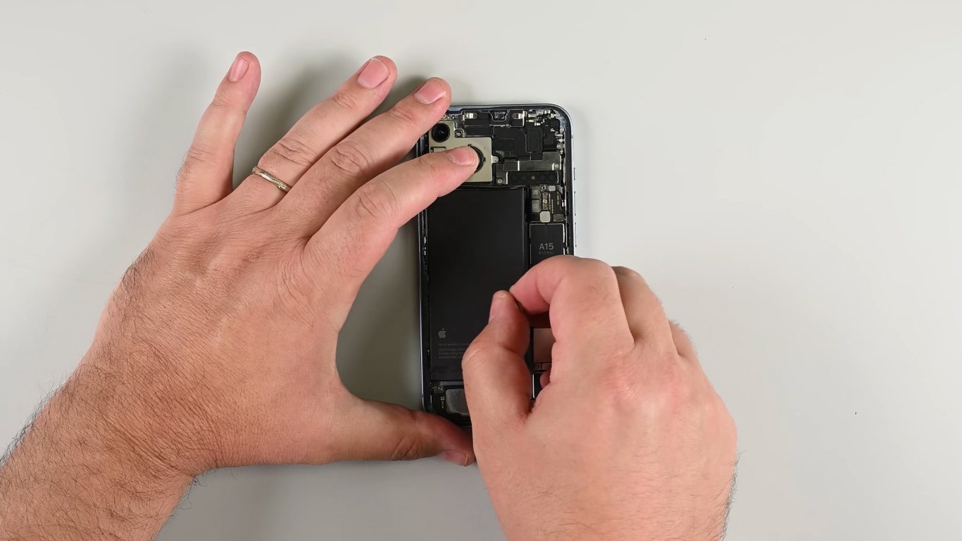 В ЕС с 2027 года смартфоны и планшеты получат сменные батареи