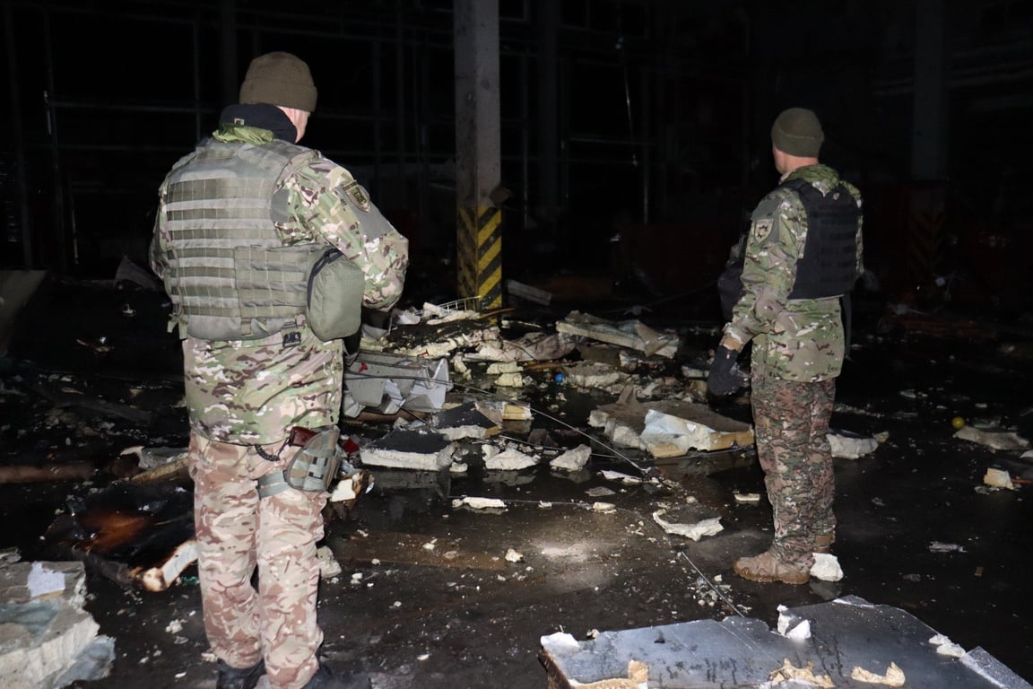 Ликвидация последствий ракетных обстрелов терминала "Новой почты" в Харьковской области