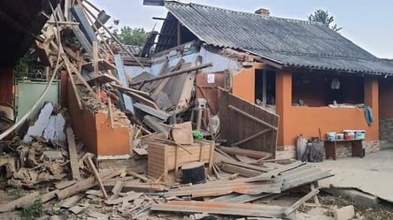 На Прикарпатье обломки ракеты упали на дом: опубликовано фото - 285x160