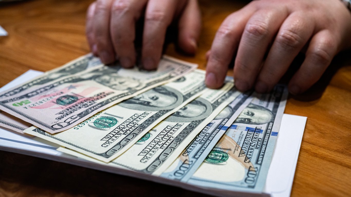 Ознаки фальшивої валюти: які долари непридатні до використання в Україні