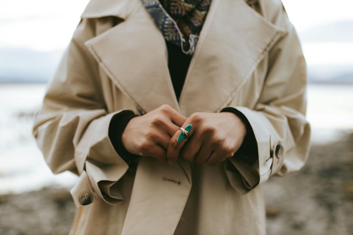 Каблучка на пальці у жінки