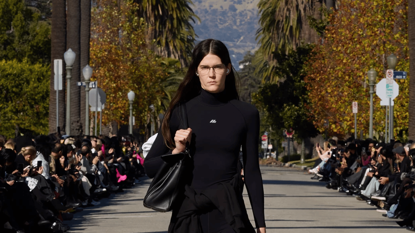 Balenciaga показала платье, которое окрестили "черным мешком"