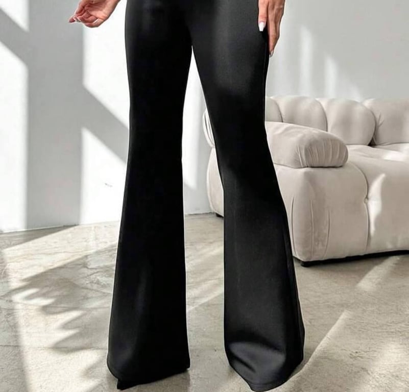 Штани-кльош можна по-різному інтегрувати в образі