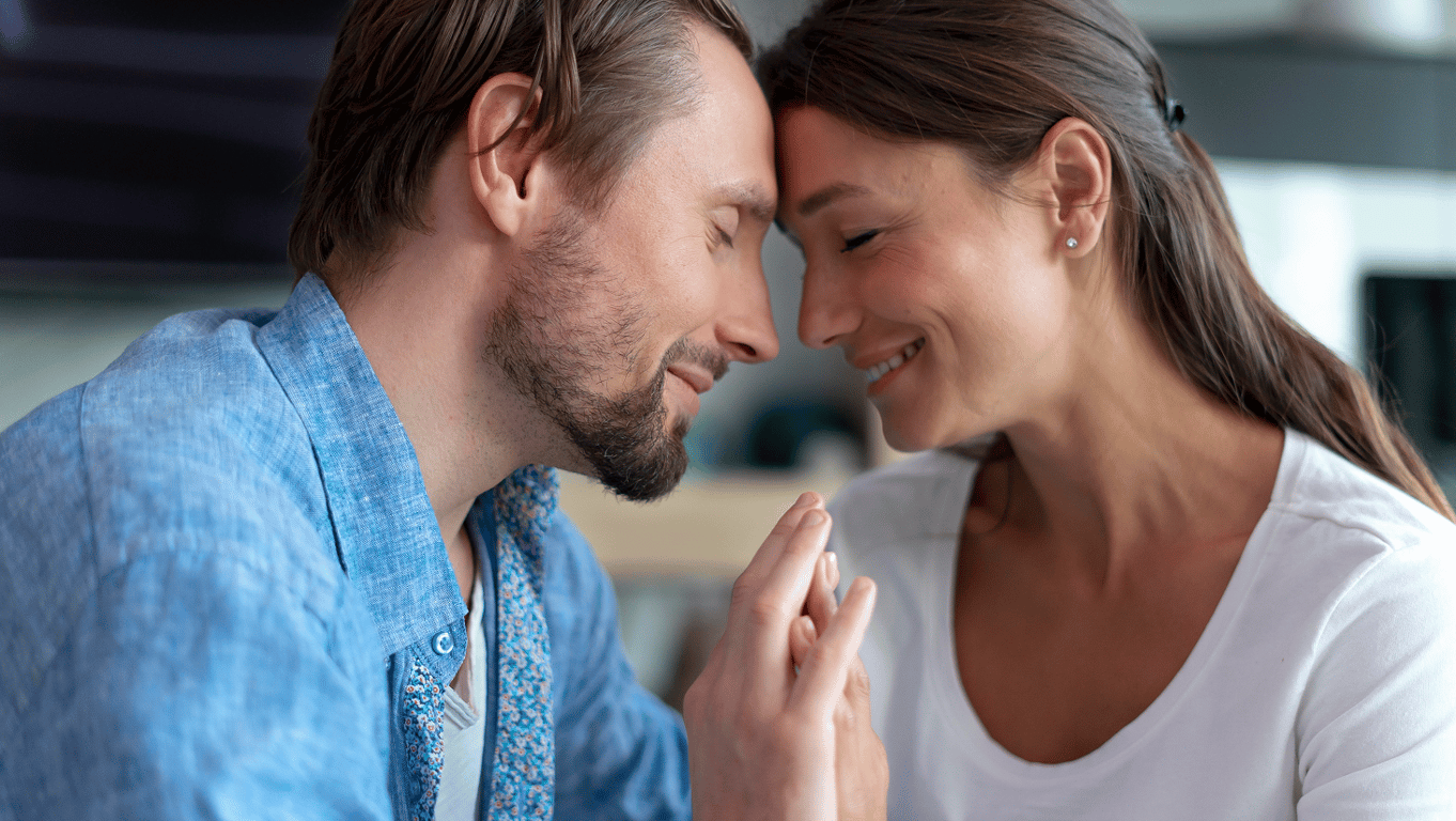 Що означає, коли жінка цілує руки чоловікові