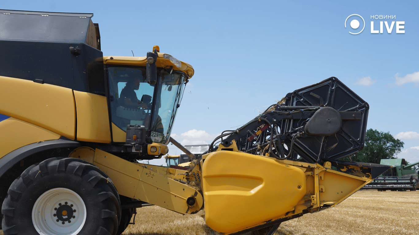 Комбайн, який збирає зерно