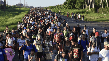 Тысячи мигрантов из Мексики отправились пешком в США — какая причина - 285x160