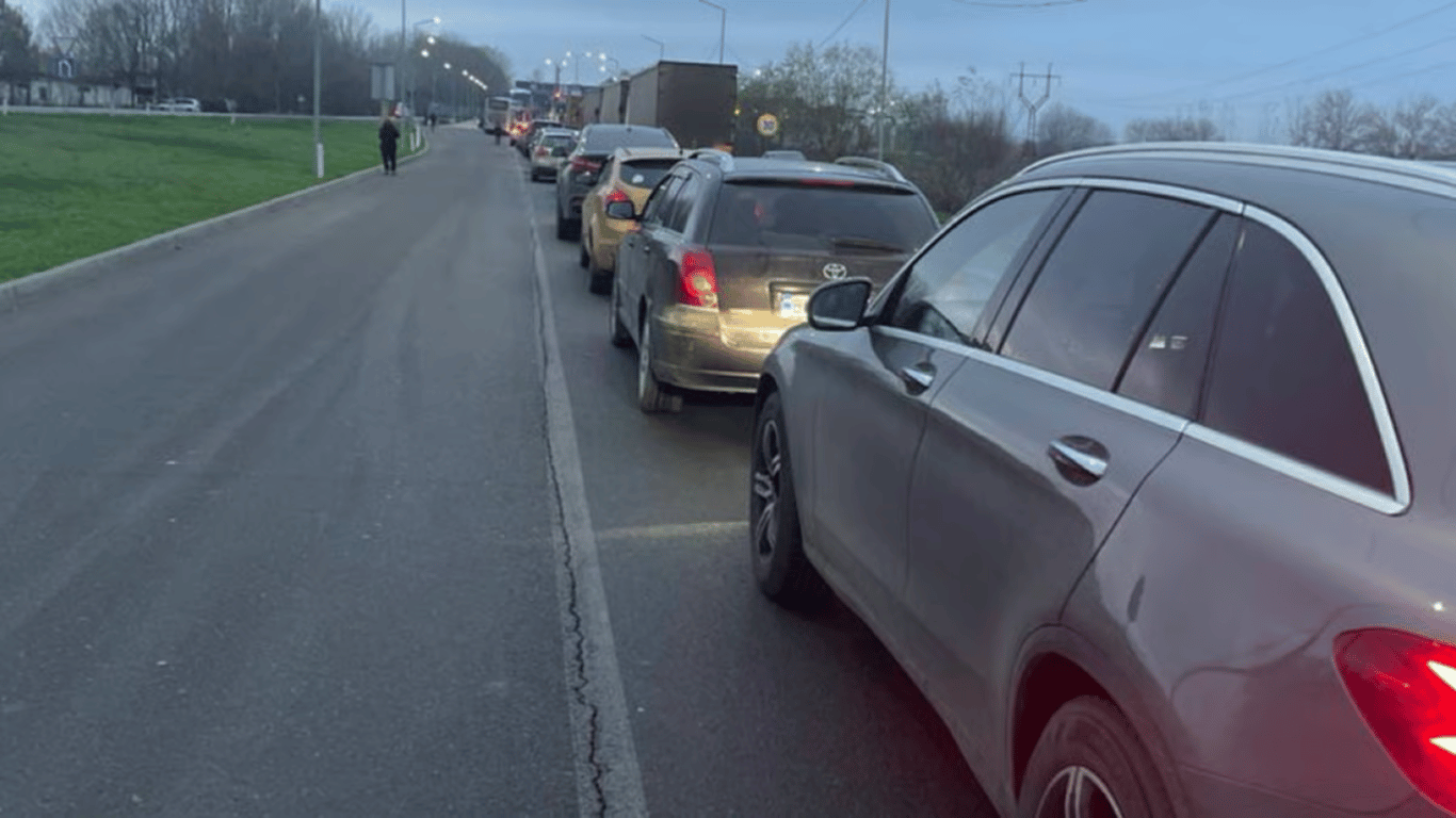 В Киеве частично ограничат движение на мостах из-за ремонта