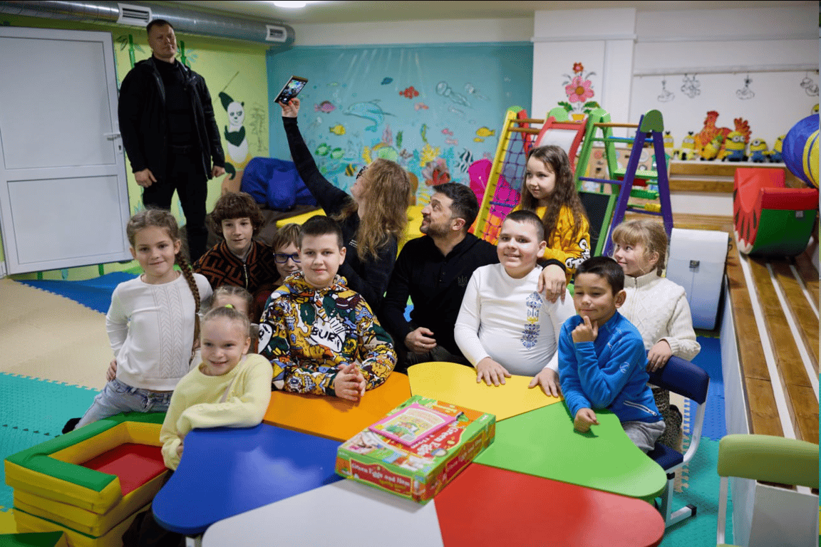 Volodymyr Zelensky meets schoolchildren in Kherson