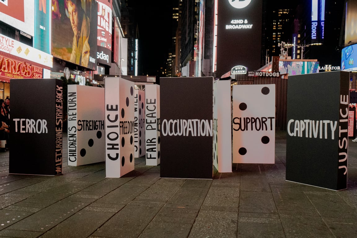 Інсталяція про війну в Україні в Нью-Йорку
