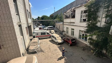 Россияне обстреляли больницу и учебное заведение в Херсоне: есть раненые - 285x160
