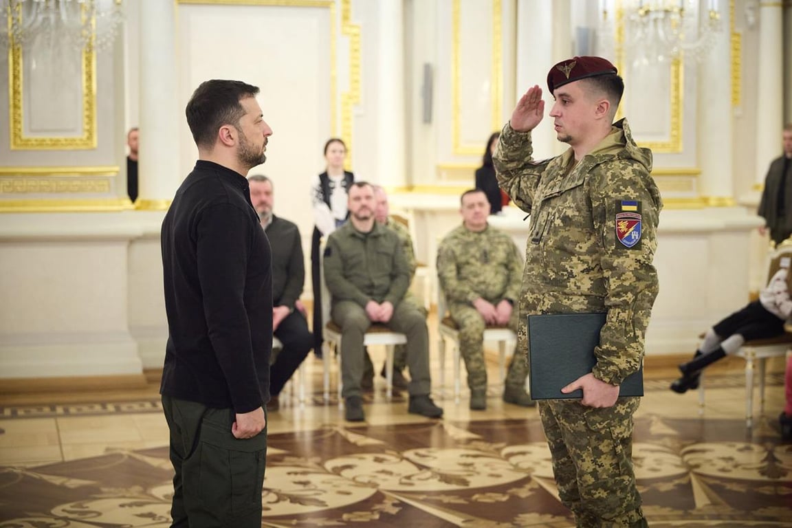 Володимир Зеленський вручає нагороди українським воїнам