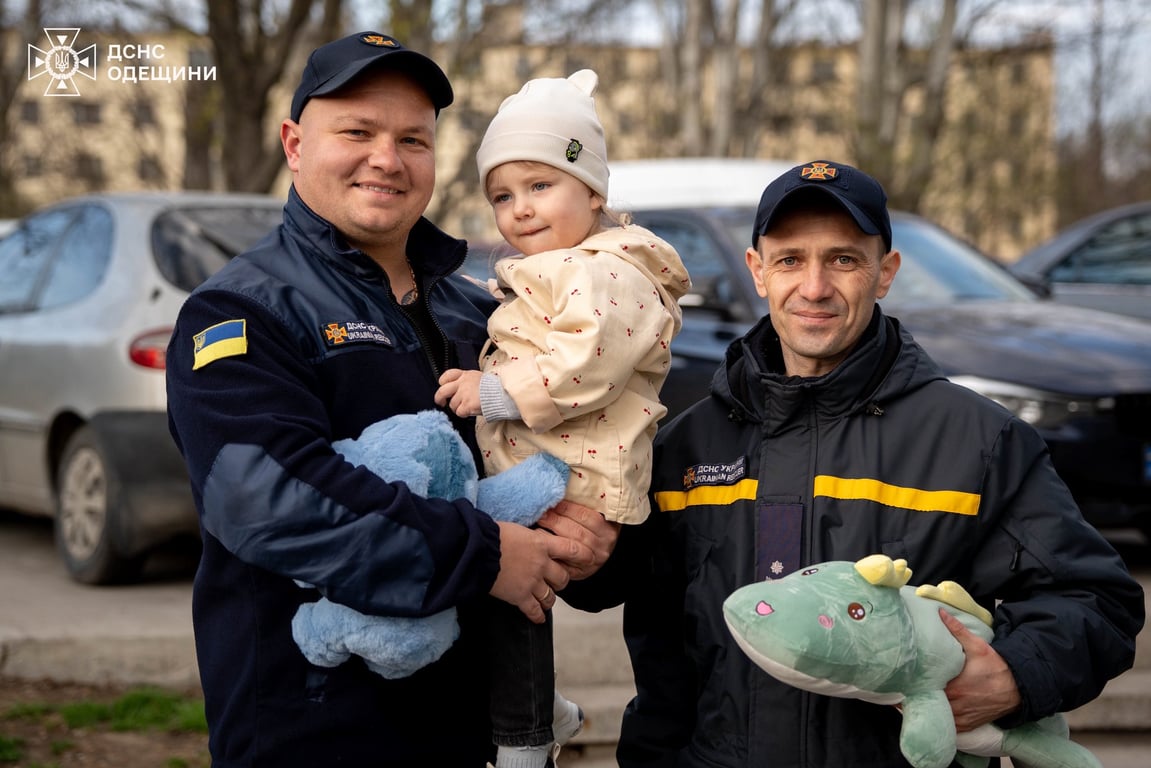 Рятувальники тримають на руках дівчинку