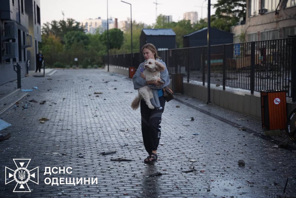 Влучання у житлові будинки — фото наслідків атаки на Одесу - фото 5