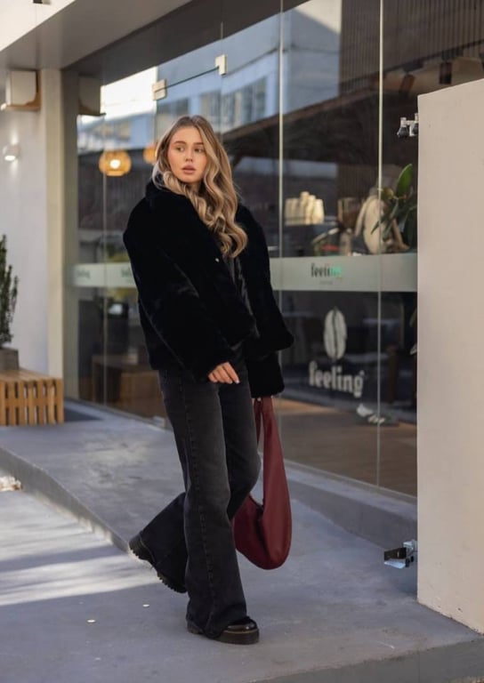 Як носити джинси взимку — 4 модні ідеї для вашого образу - фото 3