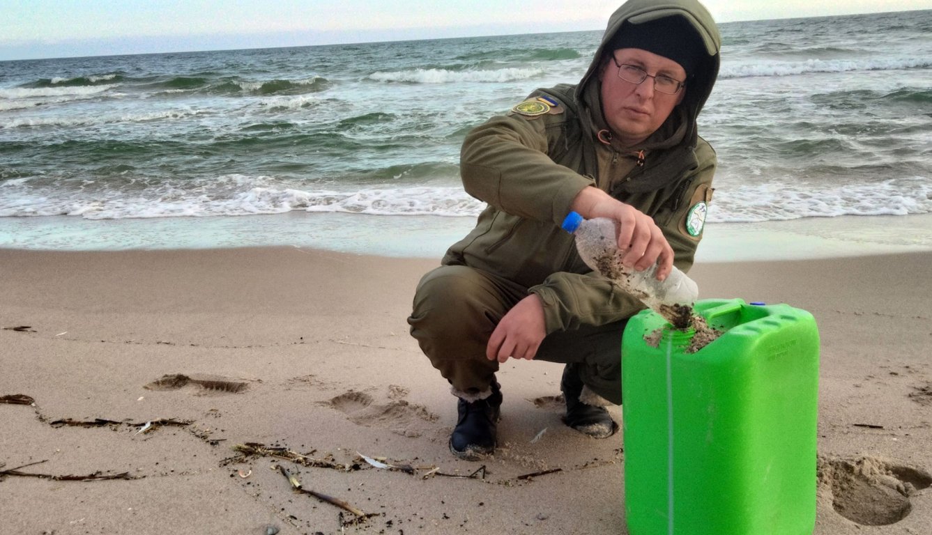 На Одещині прибирають мазут